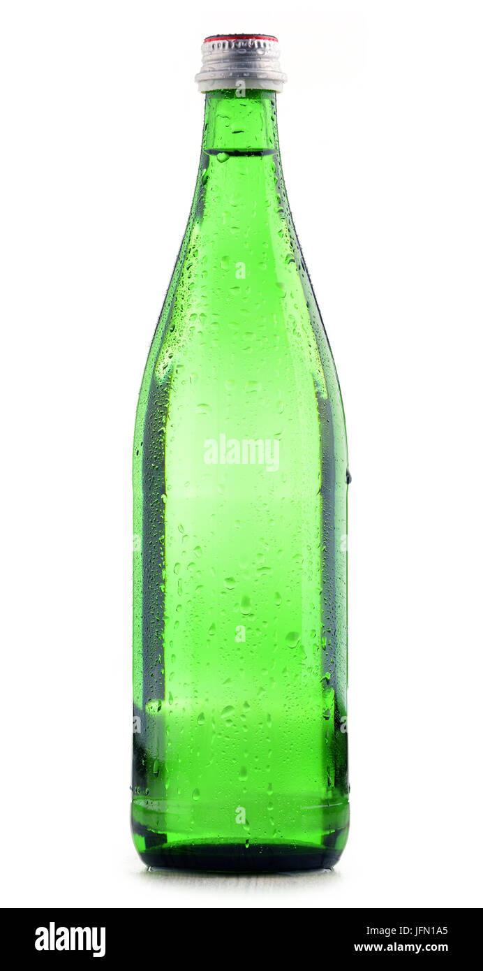 Botella de vidrio de agua mineral aislado sobre fondo blanco. Foto de stock