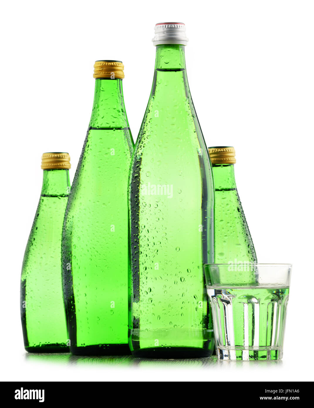 Las botellas de vidrio de agua mineral aislado sobre fondo blanco. Foto de stock