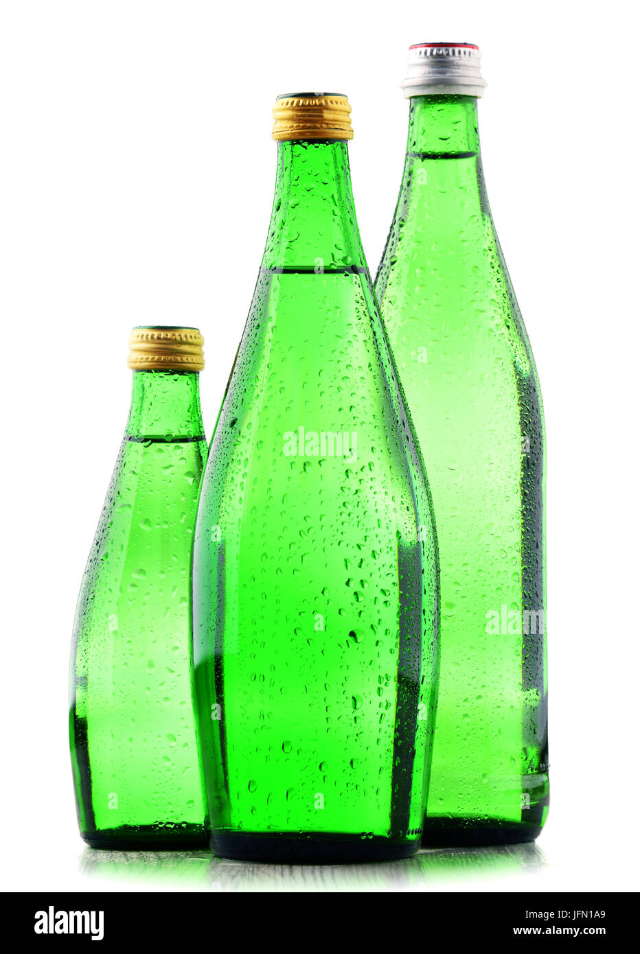 Las botellas de vidrio de agua mineral aislado sobre fondo blanco. Foto de stock