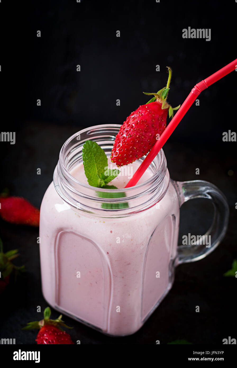 Yogures batidos de fresa en una jarra sobre un fondo negro Fotografía de  stock - Alamy