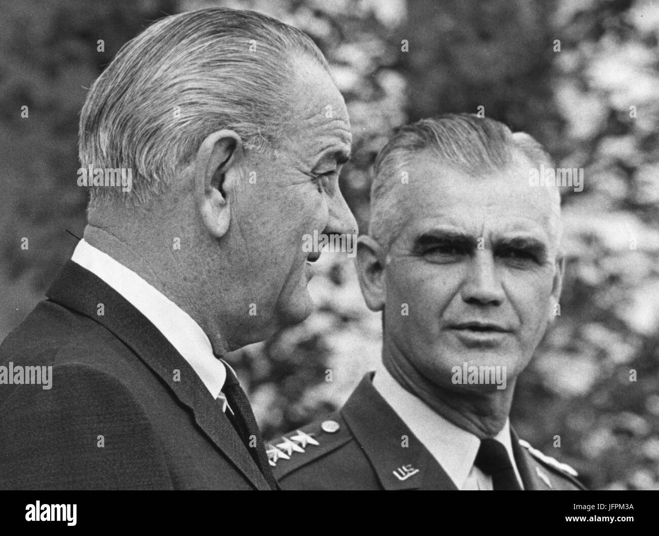 El presidente Lyndon Johnson (izquierda) y el General William Westmoreland (derecha) se reúnen en el jardín de rosas de la Casa Blanca. Washington, DC, 16 de noviembre de 1967. Foto de stock