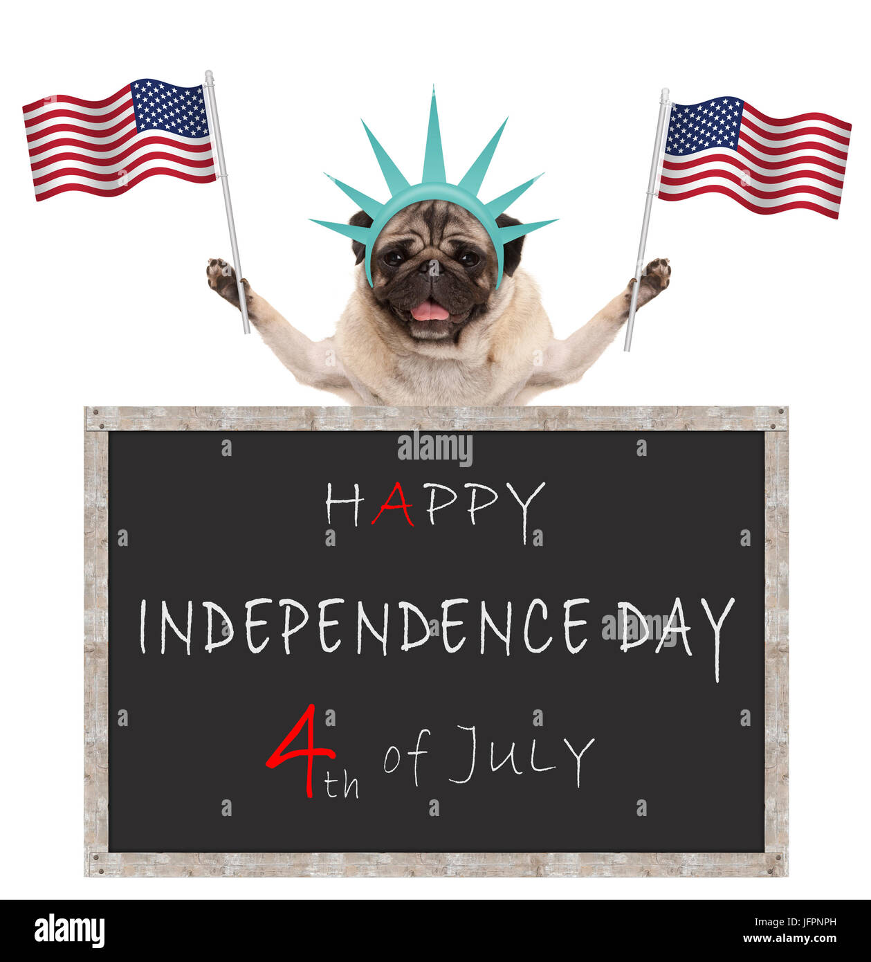 Cachorro de pug con bandera americana y la estatua de la libertad corona, detrás de pizarra con texto feliz 4 de julio y el día de la independencia Foto de stock