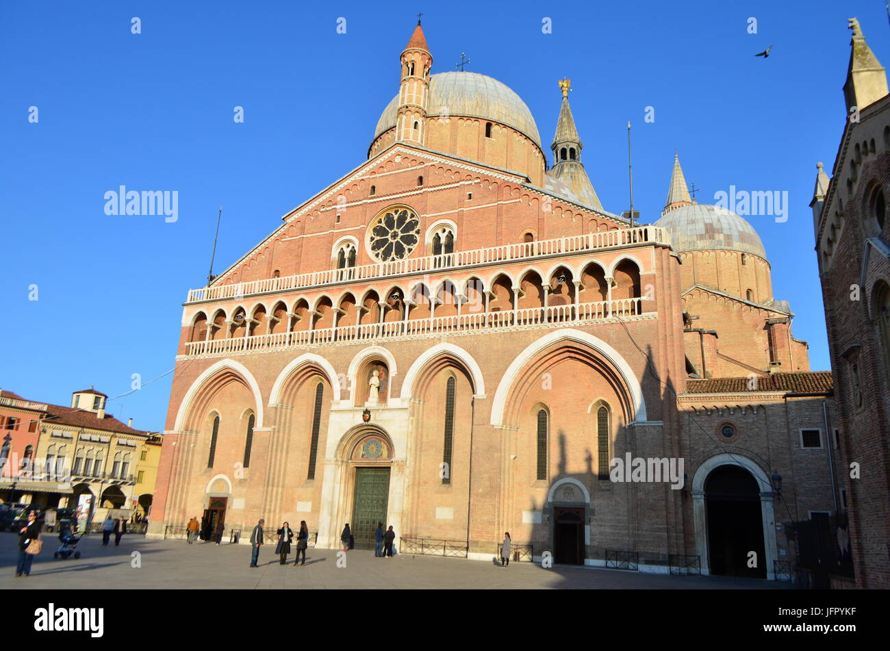 Vista lateral de la Basílica de San Antonio de Padua, Italia Foto de stock