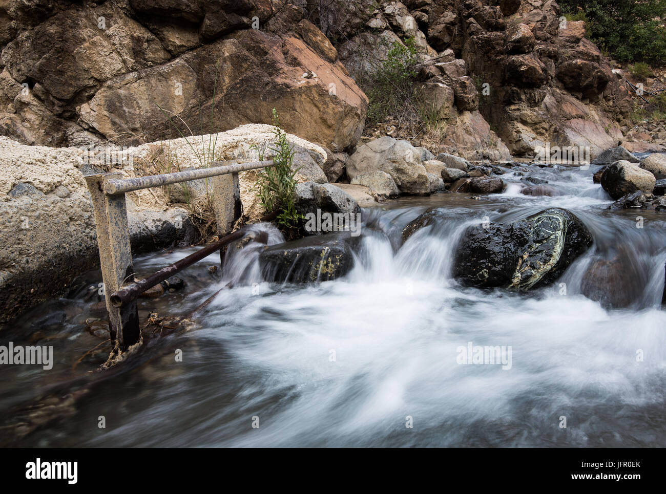 El agua que fluye en un río entre montañas rocosas. Bosque de Troodos, Chipre, la larga exposición fotografía Foto de stock