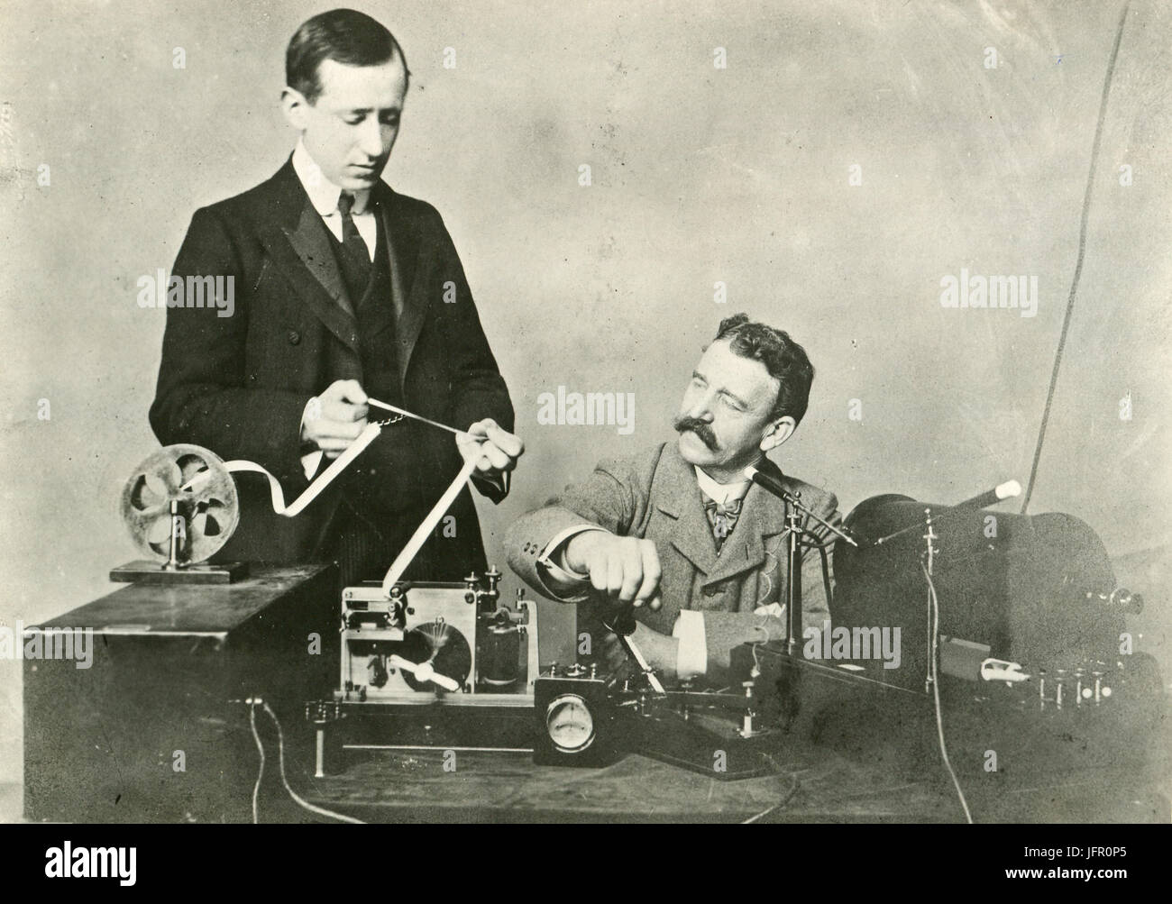 Foto temprana de Guglielmo Marconi y su primer asistente, G.S. Kent, el funcionamiento de una estación inalámbrica Marconi temprano, alrededor de 1899. Foto de stock