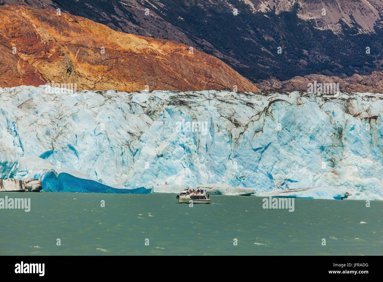 Placer barco turístico carrozas al glaciar Foto de stock