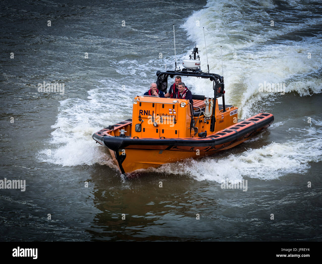 Bote Salvavidas RNLI en el centro de Londres, a orillas del río Támesis, cerca de la estación de botes salvavidas RNLI cerca de Waterloo Bridge Foto de stock