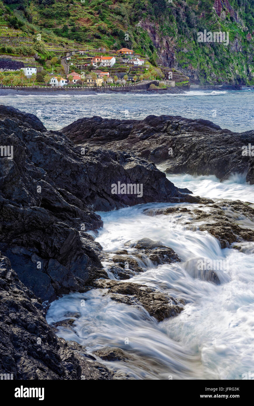 Una vista a lo largo de la costa rocosa de Seixal, Porto Moniz, Madeira, Portugal Foto de stock
