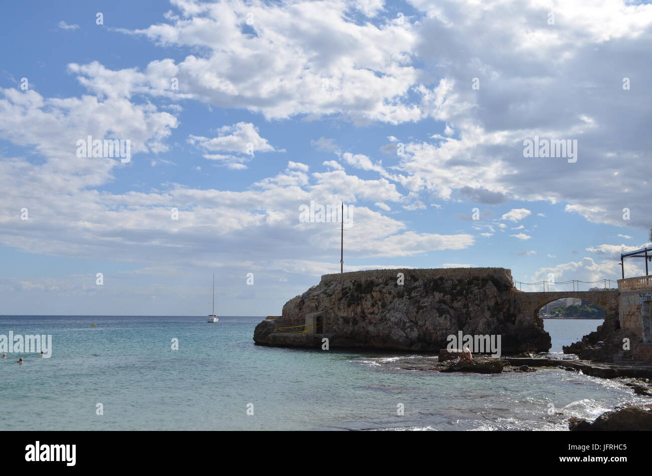 Puente de piedra y vistas al agua de la playa Cala Mayor, en Palma de Mallorca, España Foto de stock