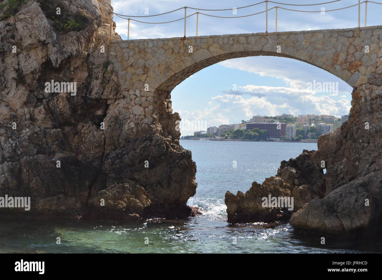 Puente De Piedra De La Playa Cala Mayor Con Una Vista De La Ciudad
