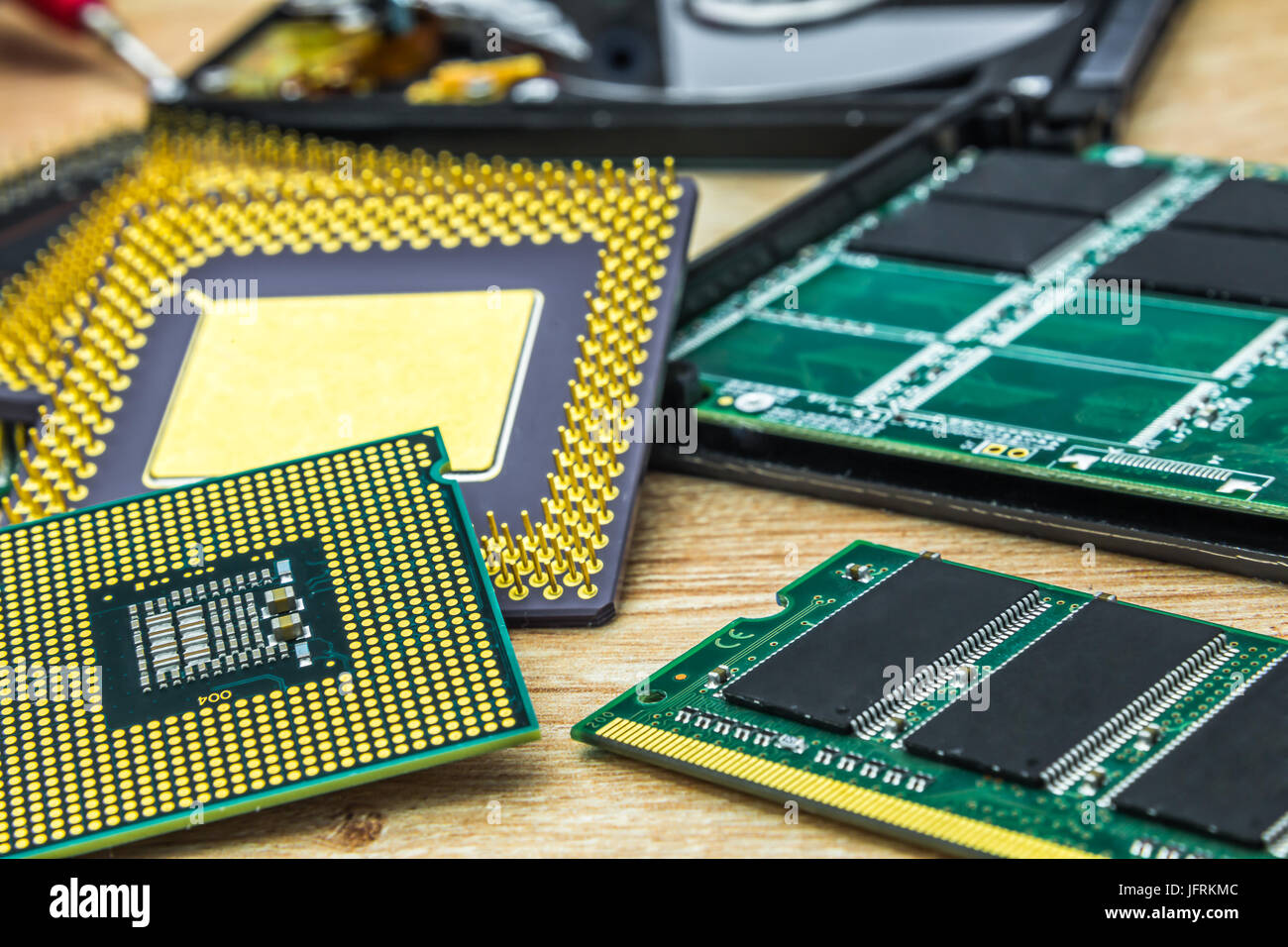 Un par de procesadores diferentes también módulo de memoria RAM y SSD  Fotografía de stock - Alamy