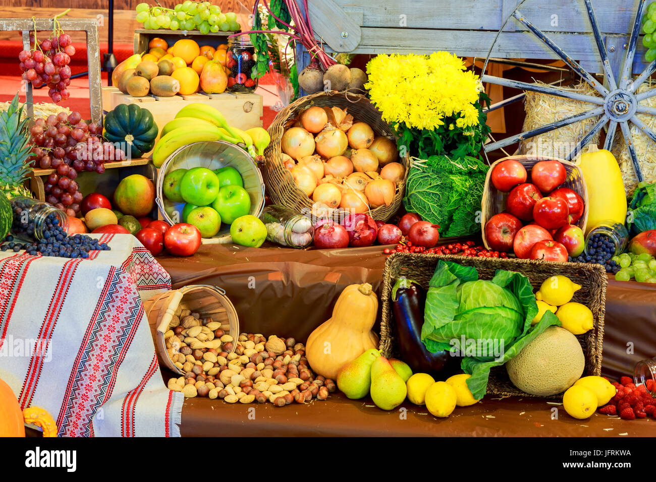 Conjunto de alimentos saludables maduras compuesta de verduras y frutas tumbado sobre la mesa de madera closeup Foto de stock
