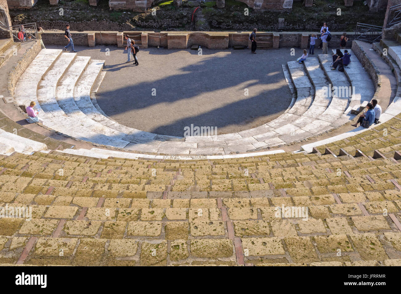 Los turistas visitan el Teatro Grande de herradura, el teatro romano de la antigua Pompeya, Campania, Italia Foto de stock
