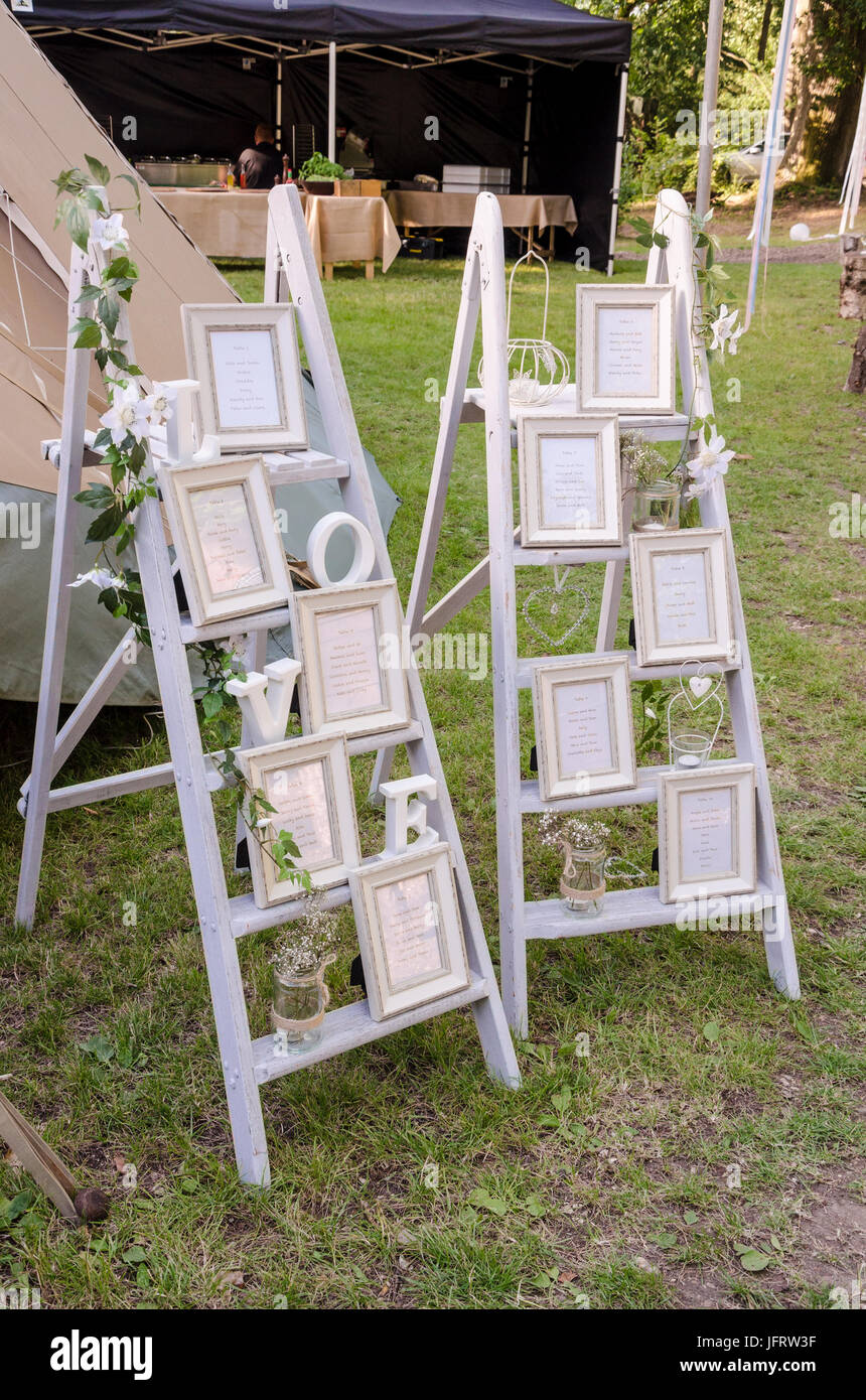 Listas de tablas y nombres para transmitir el plan de asientos en una recepción de boda. Foto de stock