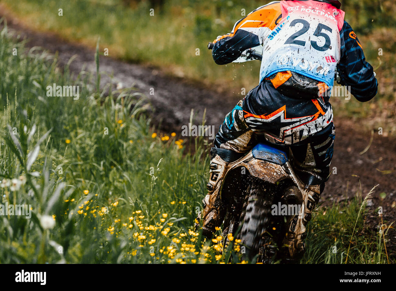 Volver atleta moto enduro cabalga en pista forestal durante la Copa de los  Urales en Enduro Fotografía de stock - Alamy