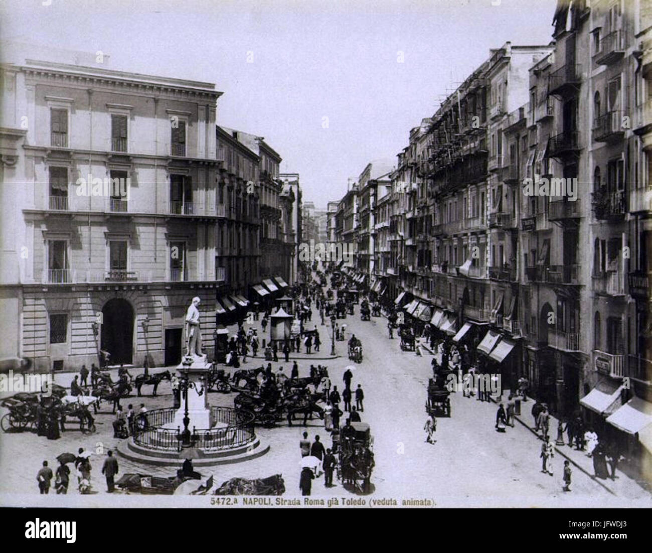 Brogi, Giacomo (18 -1881) - n. 5472A - Napoli - Strada Roma veduta animata già (Toledo) Foto de stock