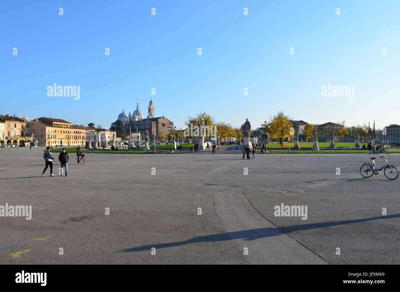 Plaza Prato della Valle y la Basílica de San Antonio de Padua, Italia Foto de stock