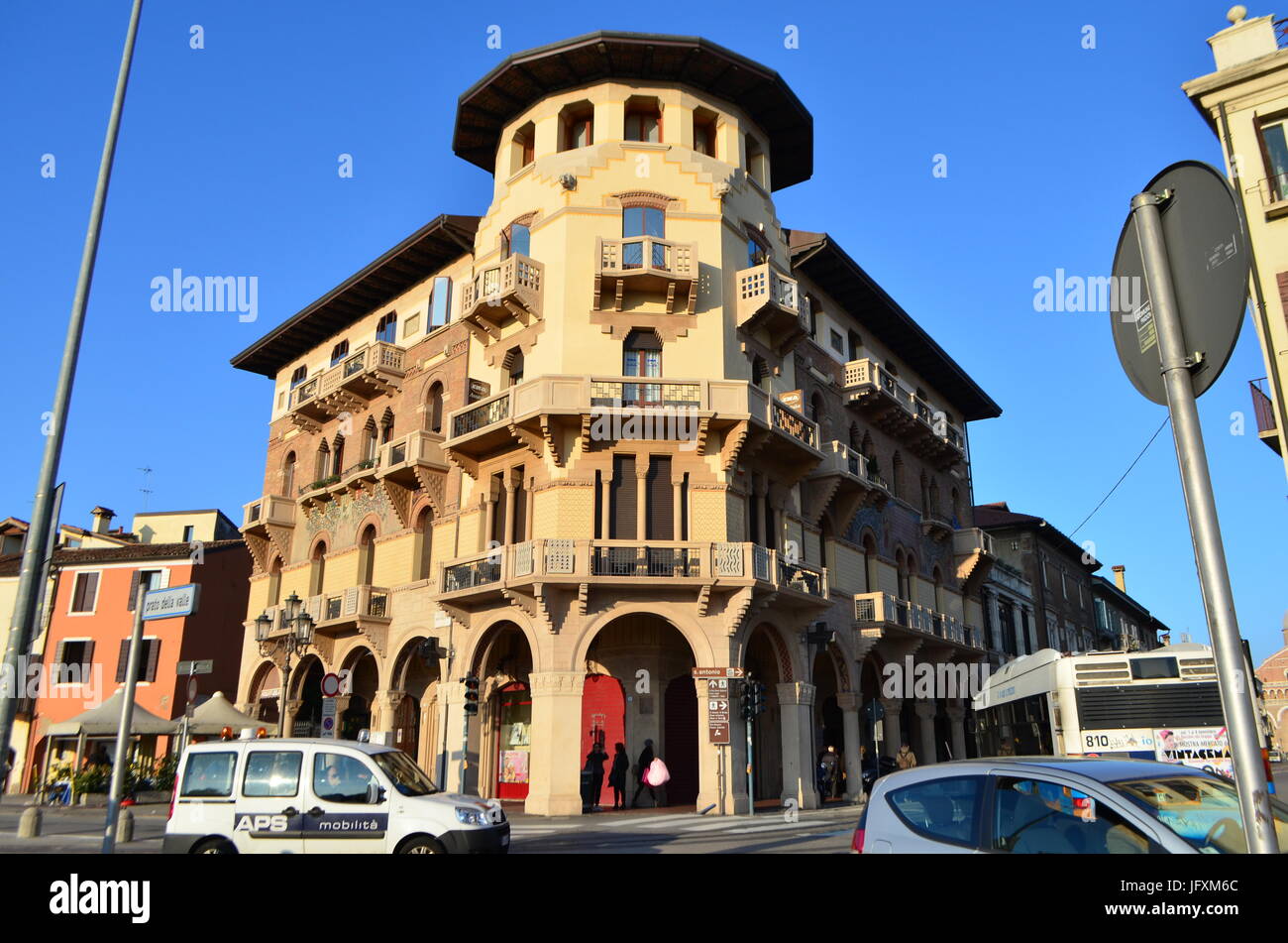 La arquitectura del edificio plaza Prato della Valle en Padua, Italia Foto de stock