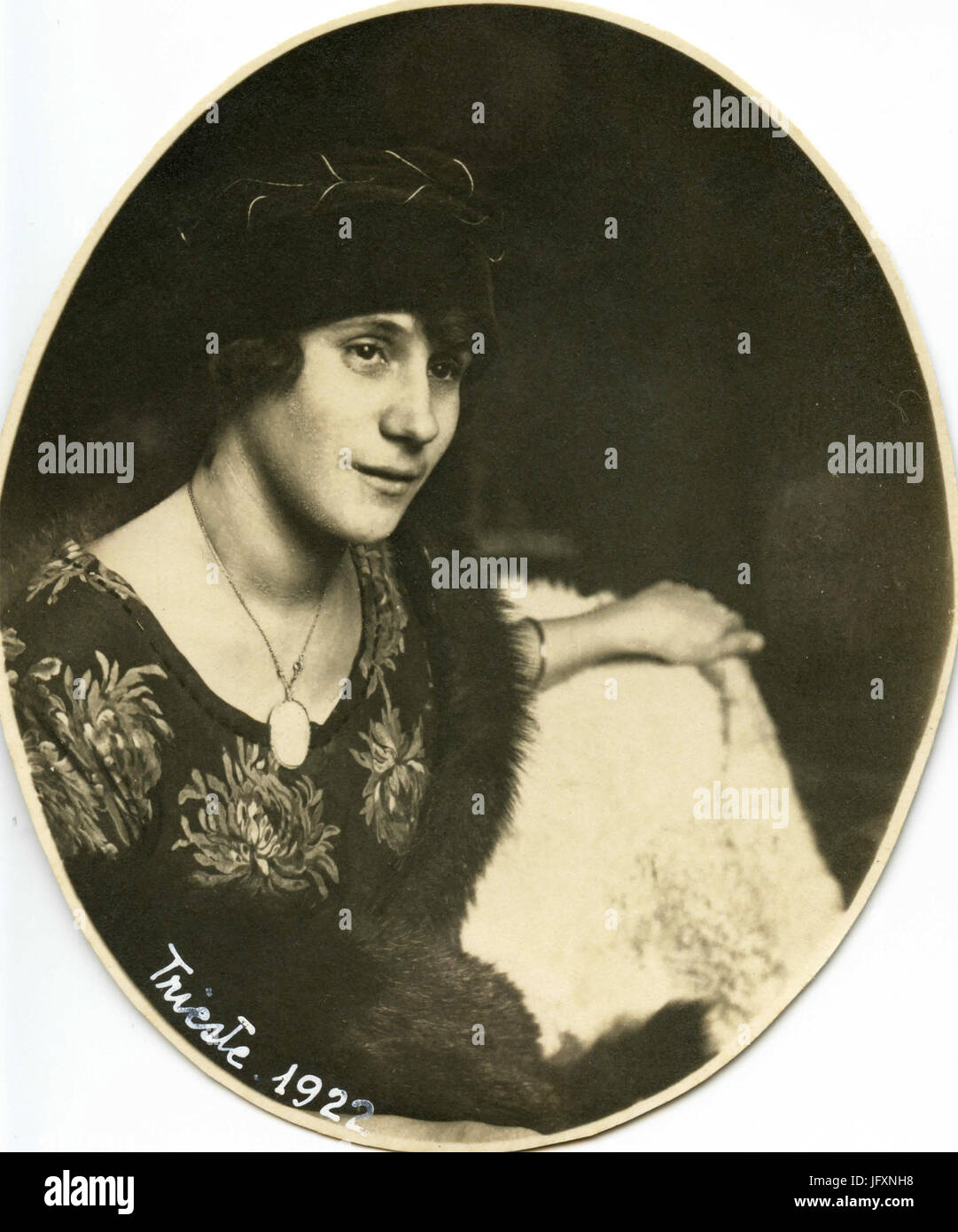 Óvalo retrato de mujer con colgantes, Italia 1922 Foto de stock