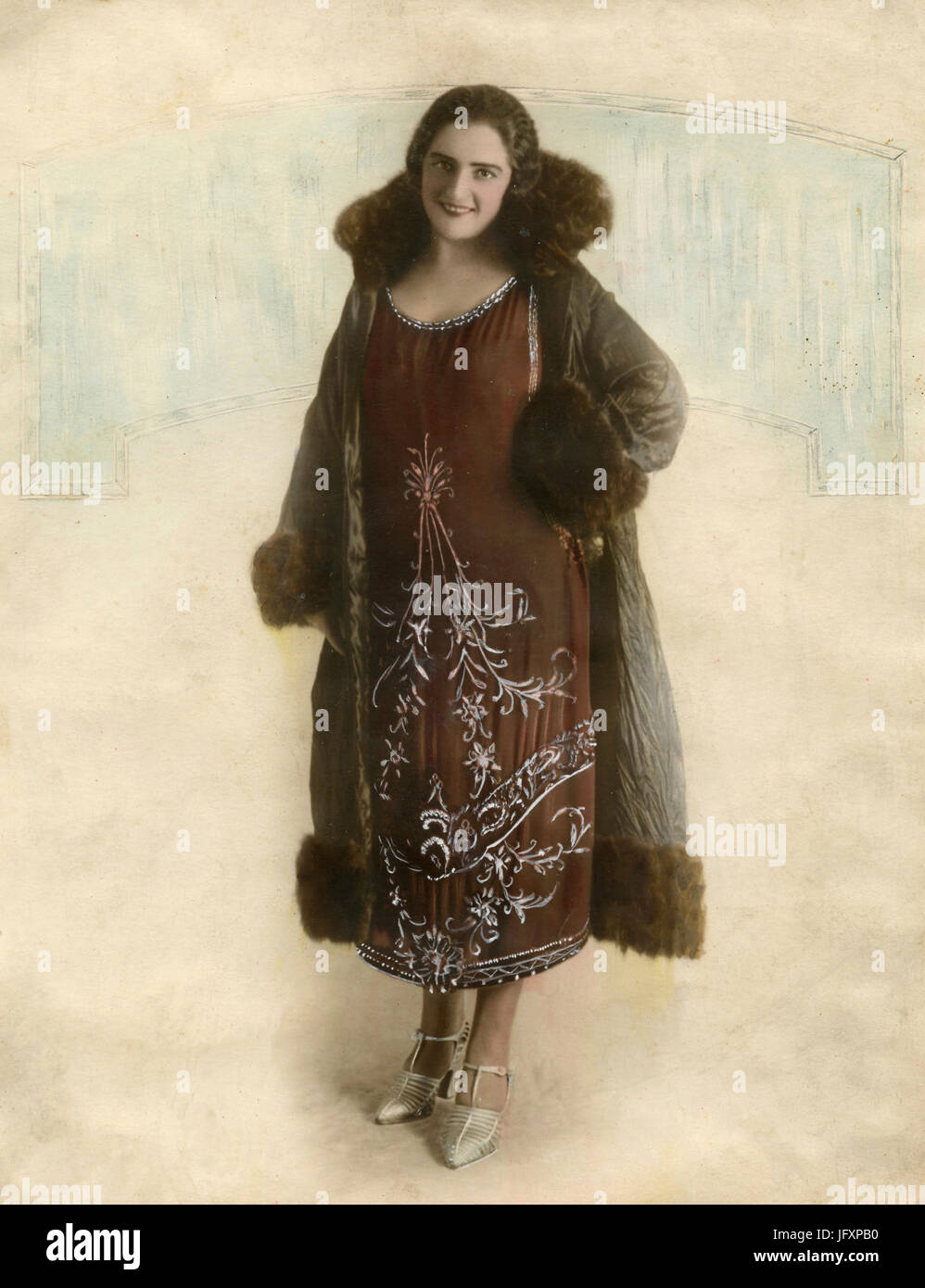Color full-lenght retrato de mujer con vestido bordado, Italia Foto de stock