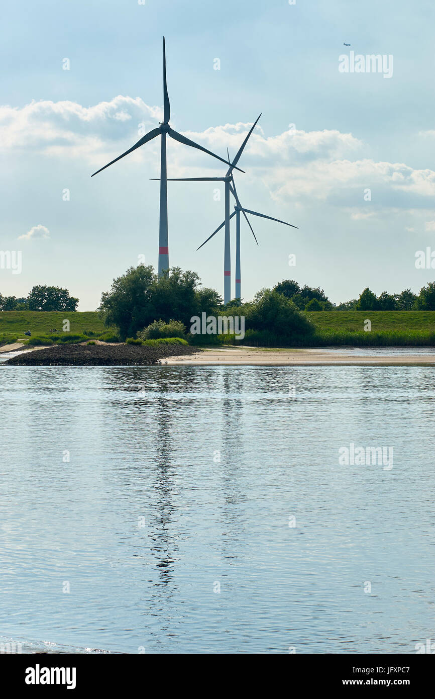 Las turbinas eólicas en el río Elba, la generación de energía alternativa Foto de stock
