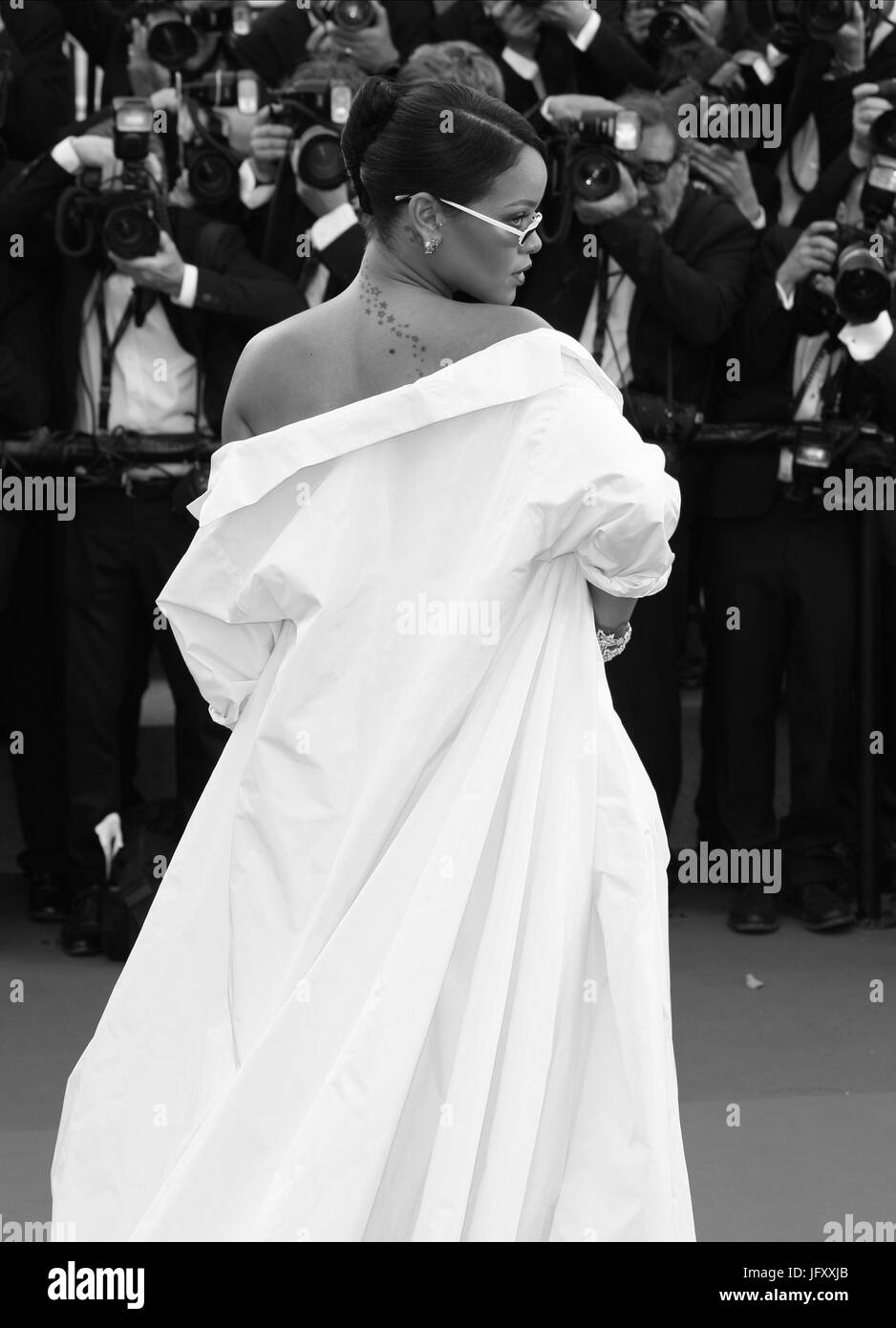 Rihanna ( imagen alterada digitalmente a monocromo ) atiende el cribado Okja durante la 70ª edición del Festival de Cannes anual en el Palais des Festivals el 19 de mayo de 2017 en Cannes, Francia. Foto de stock