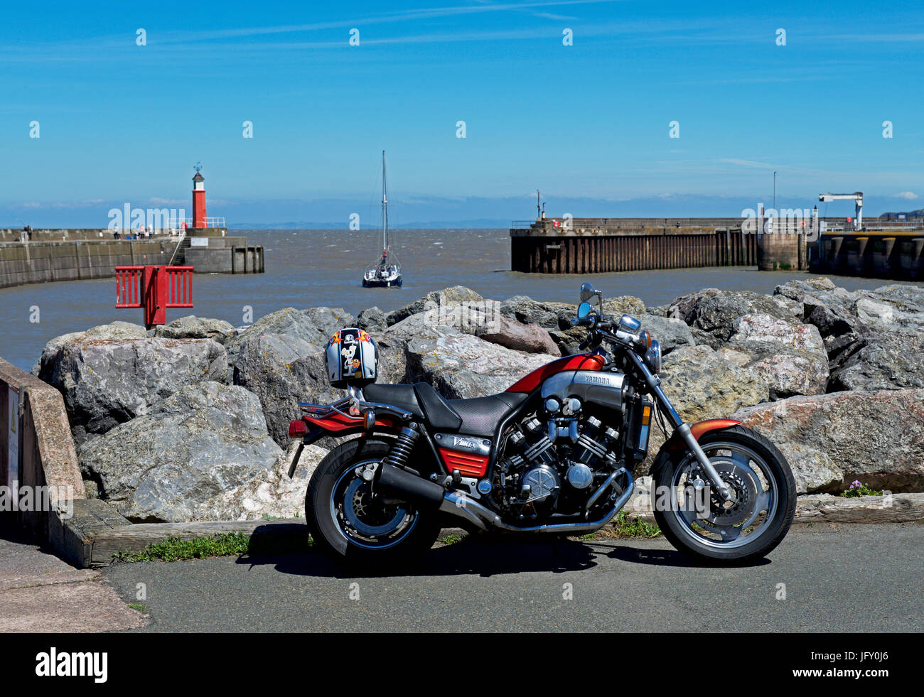Moto Yamaha y el puerto de Watchet, Somerset, Inglaterra Fotografía de  stock - Alamy