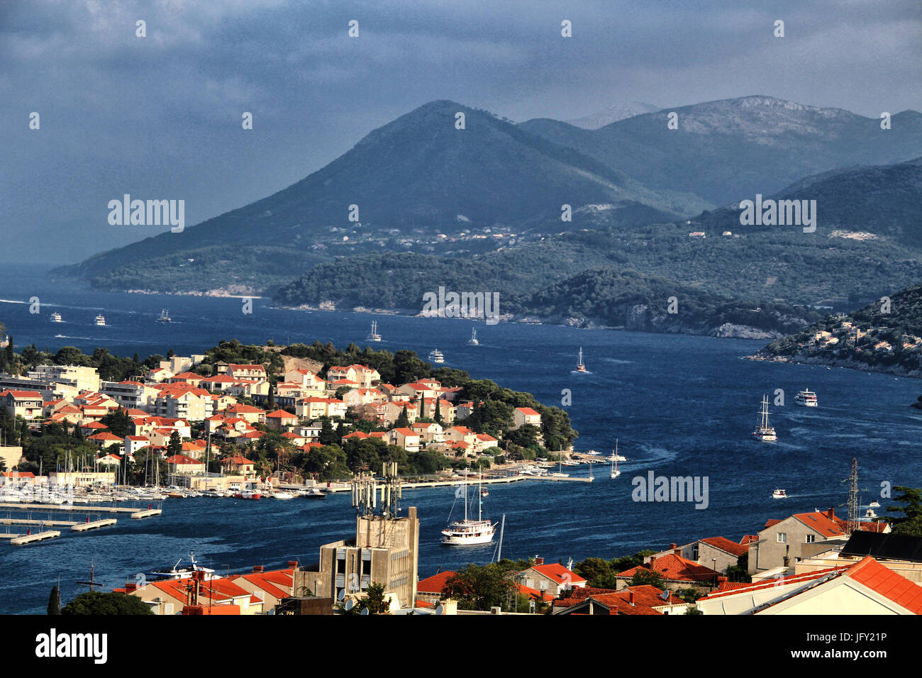 DUBROVNIK/CROACIA - 28 de junio de 2017: la bahía de Lapad de Dubrovnik y de distrito en Babin Kuk al norte de la ciudad Foto de stock