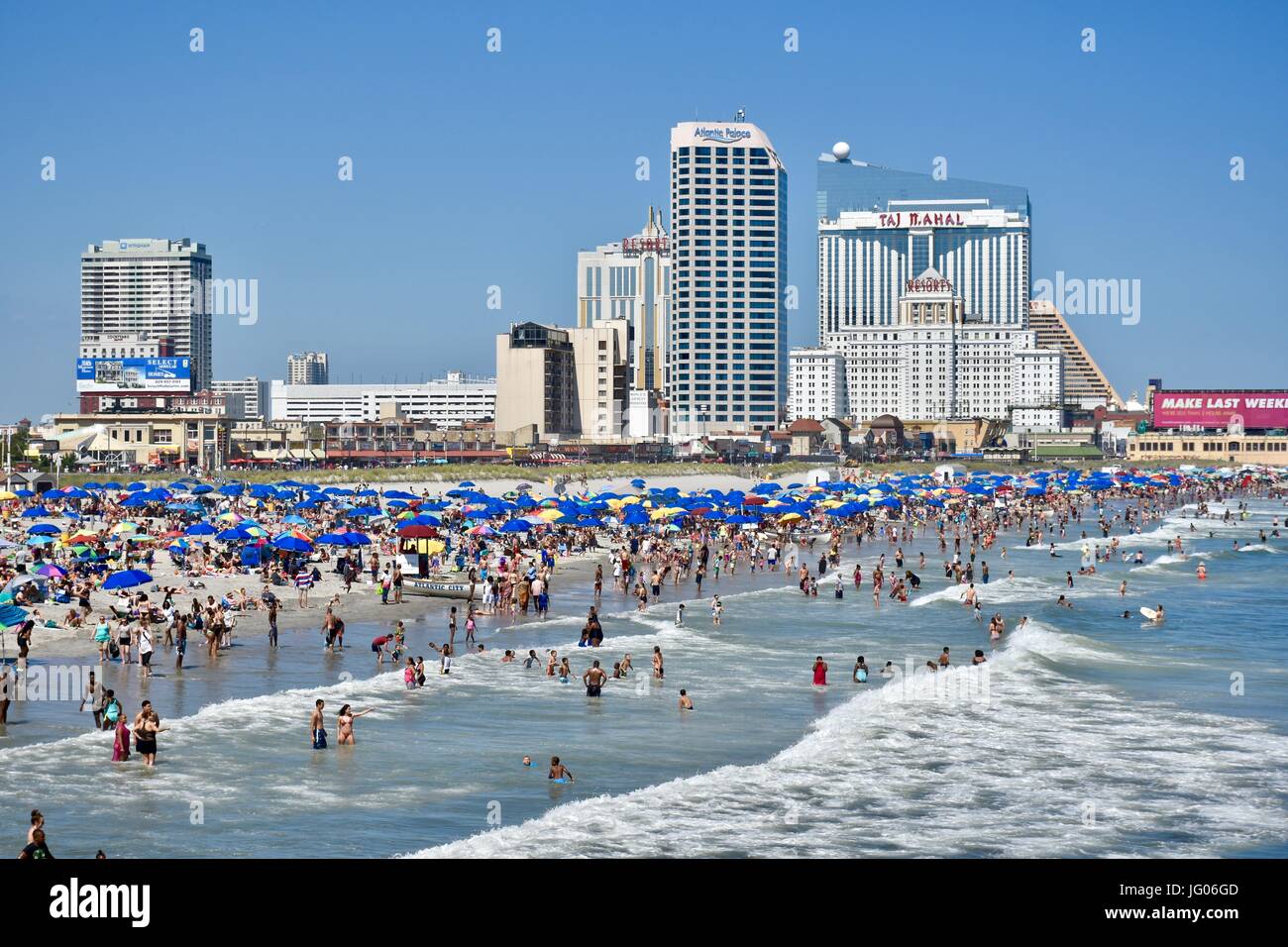 Los turistas y veraneantes disfrutando del hermoso clima de playa en  Atlantic City, Nueva Jersey en el concurrido fin de semana del 4 de julio  Fotografía de stock - Alamy