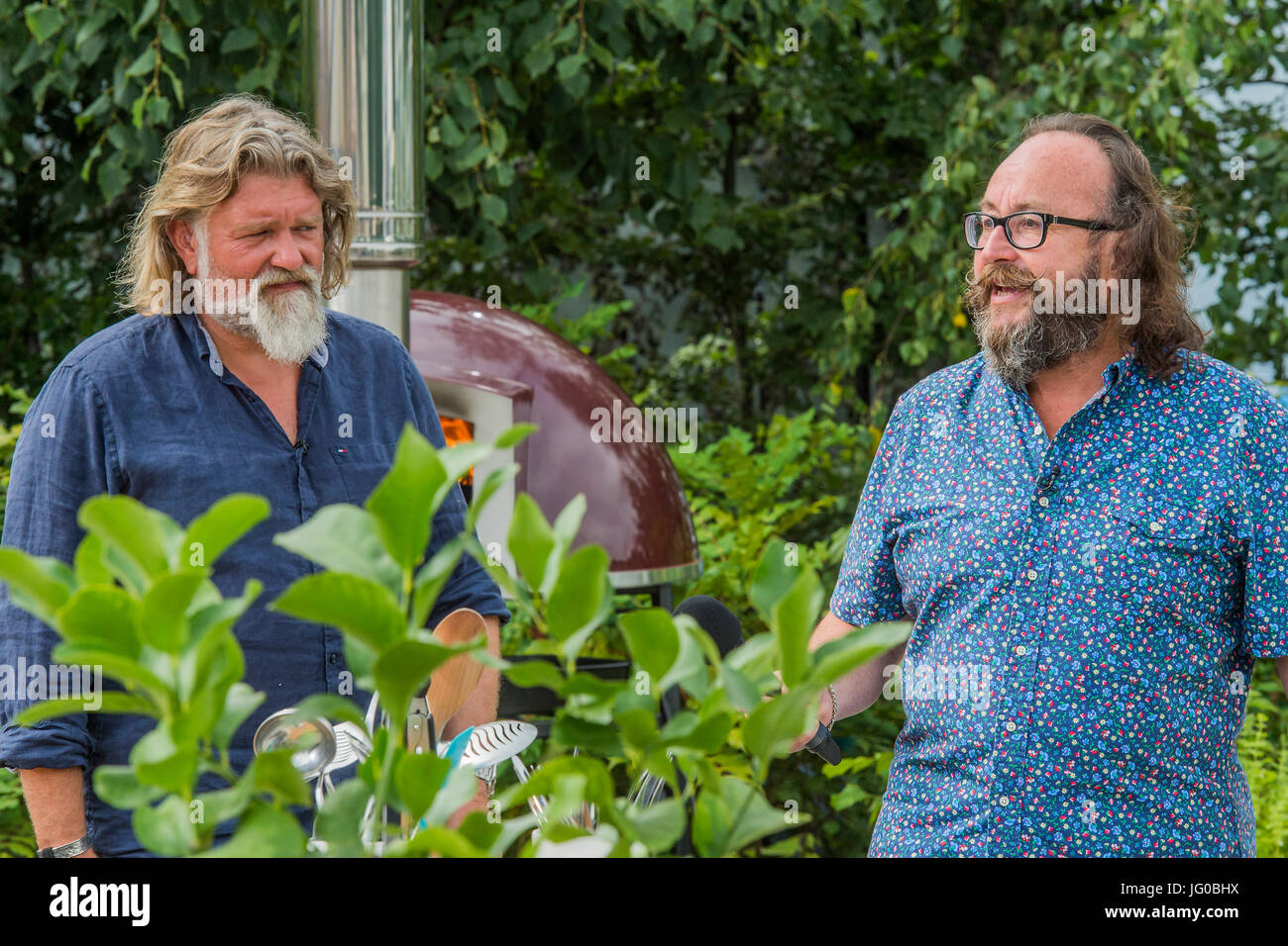 Londres, Reino Unido. El 03 de julio, 2017. El Hairy Bikers en el RHS Garden - característica de la Hampton Court Flower Show, organizada por la Royal Horticultural Society (RHS). En los jardines del Palacio de Hampton Court, en Londres. Crédito: Guy Bell/Alamy Live News Foto de stock