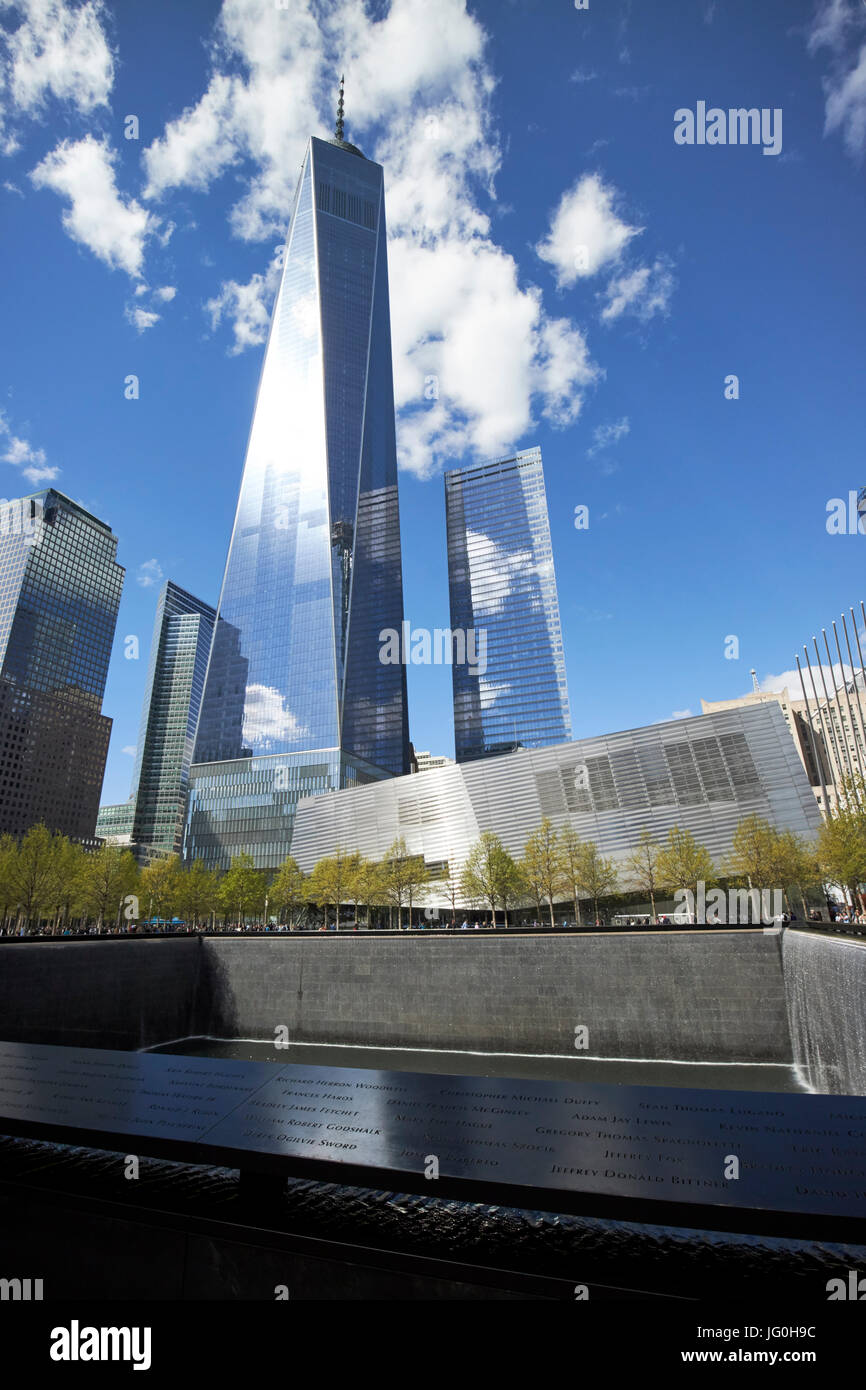 Una nueva torre del World Trade Center en South Memorial pool ex 2 del World Trade Center de la ciudad de Nueva York la huella de EE.UU. Foto de stock