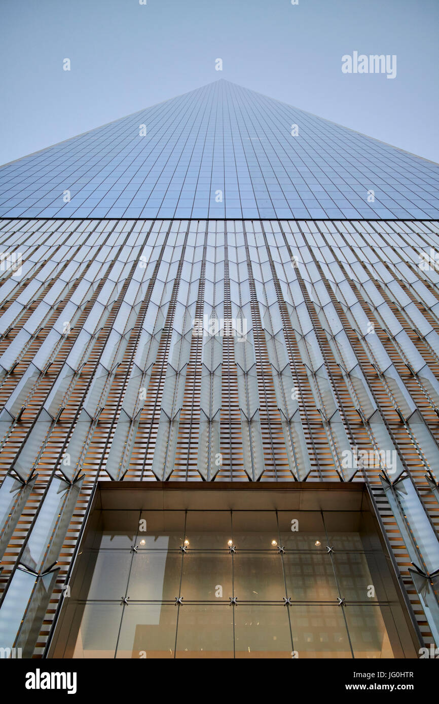 Mirando hacia arriba en un centro mundial de comercio al anochecer, la ciudad de Nueva York EE.UU. Foto de stock