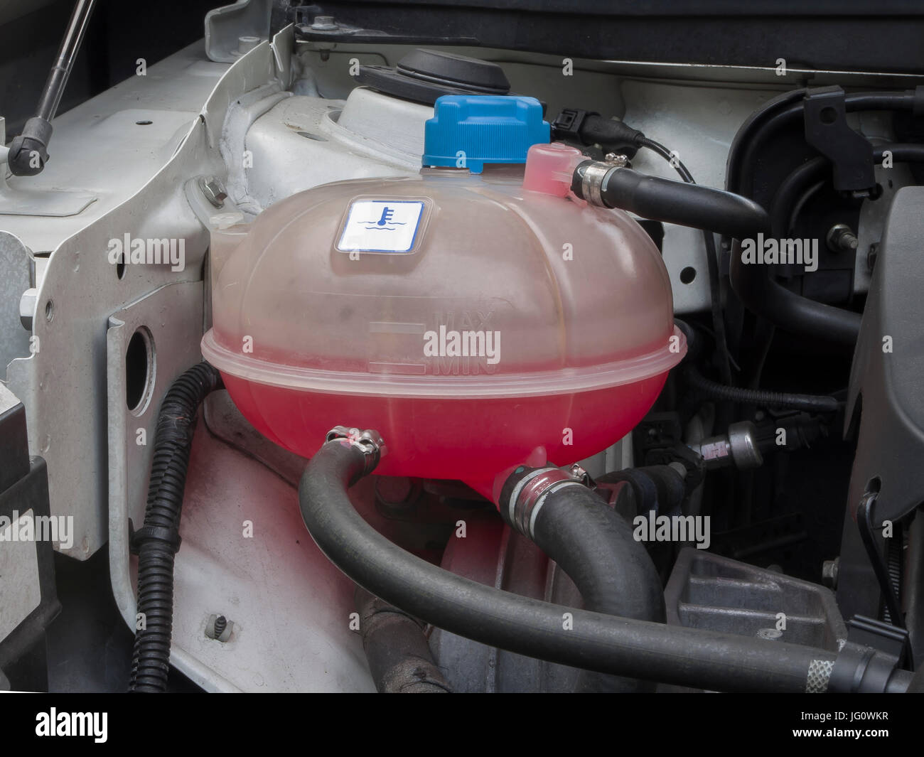 El depósito del líquido refrigerante de un coche Fotografía de stock - Alamy