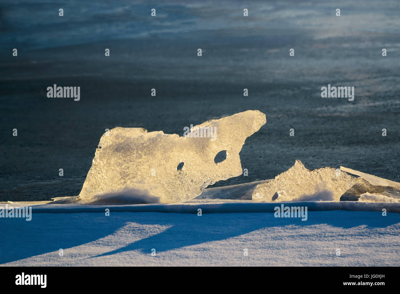 Una bella epopeya cristal de hielo en la nieve en los rayos del sol poniente  Fotografía de stock - Alamy