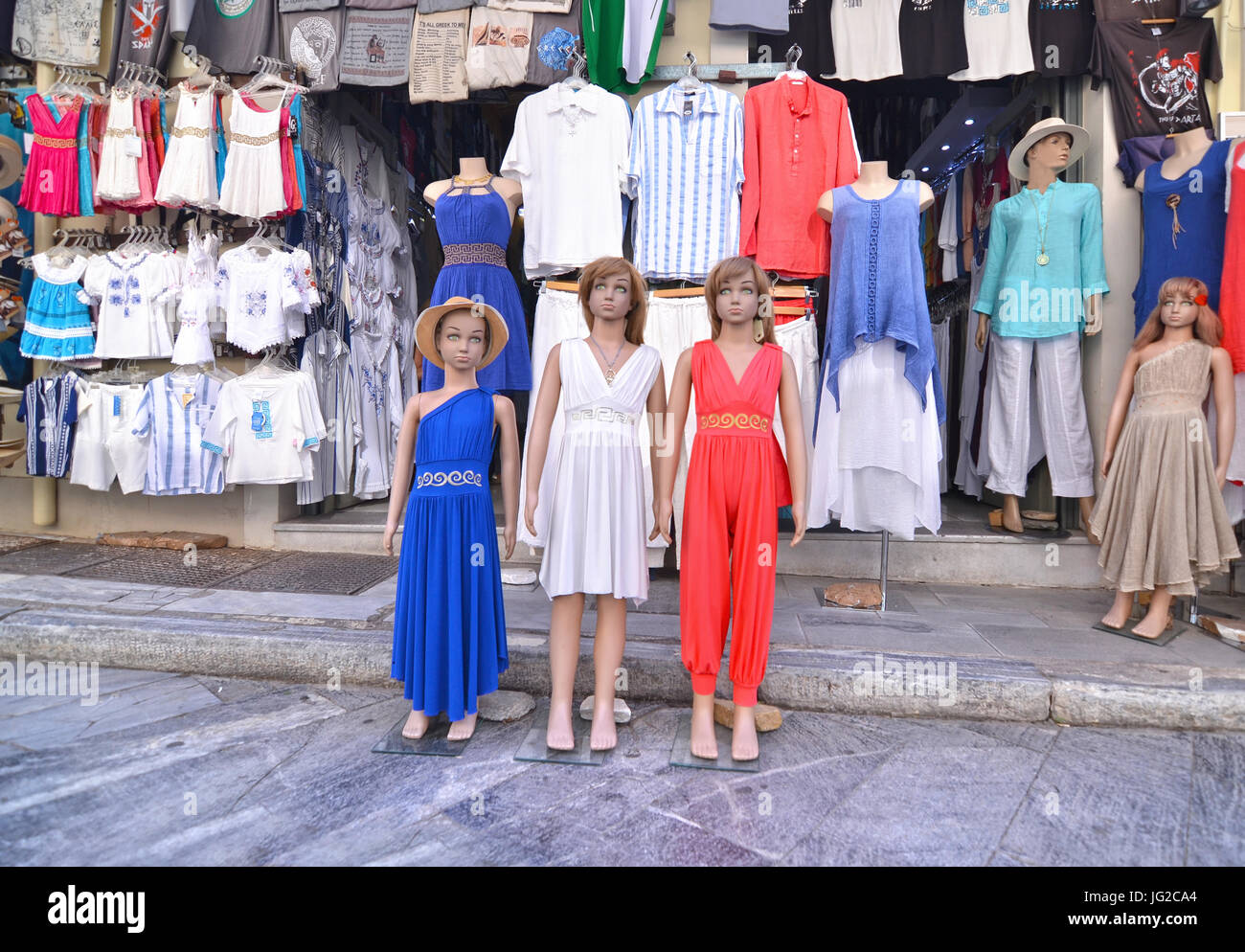Tiendas de ropa en Monastiraki Atenas Grecia Fotografía de stock - Alamy
