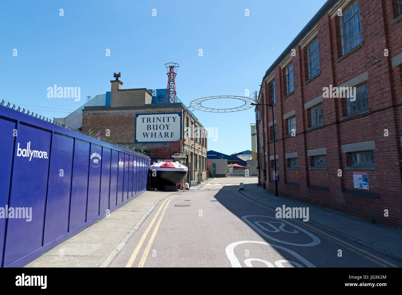 Entrada a Trinity Buoy Wharf, Orchard Place, Tower Hamlets, Londres, Inglaterra, Reino Unido. Foto de stock