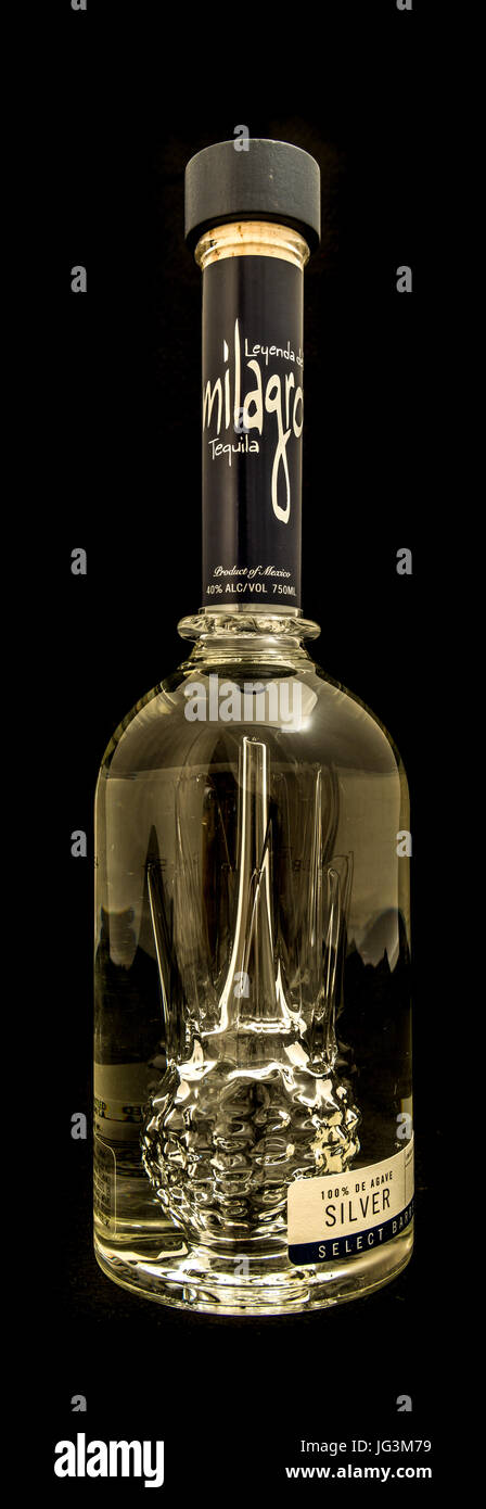 Winneconne, WI - 1 de julio de 2017: una botella de tequila Milagro aislado  en un segundo plano Fotografía de stock - Alamy