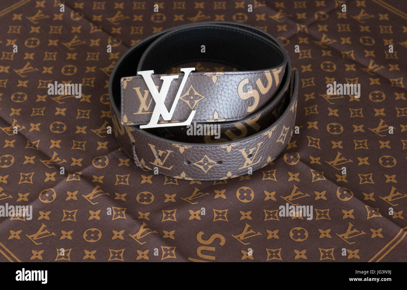Colaboración con el Supremo Louis Vuitton correa y bandana Fotografía de  stock - Alamy