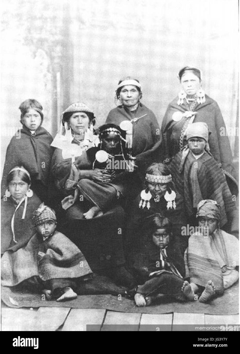 Mujeres y niños mapuche en el estudio fotográfico Fotografía de stock ...