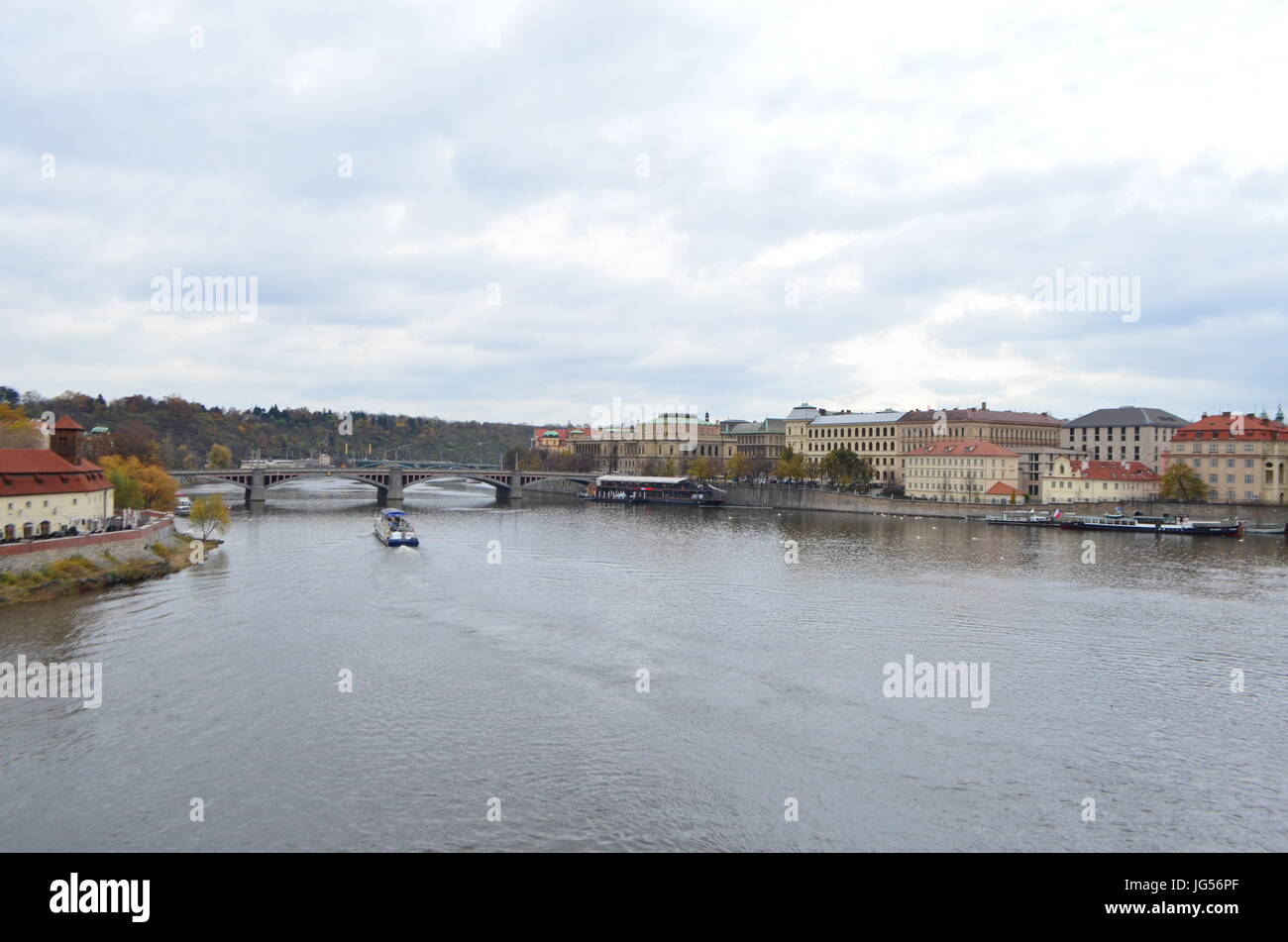 Con vistas al paisaje del río Moldava en Praga, República Checa Foto de stock