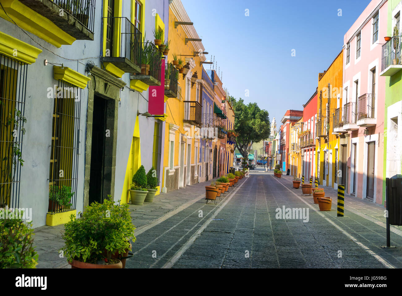 Colorida calle colonial en el centro de la ciudad de Puebla, México Foto de stock