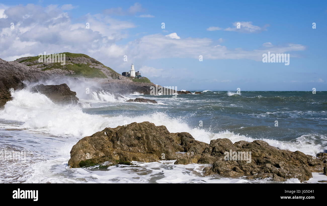 Rompiendo las olas en la Península de Gower, pulsera, Bahía de Swansea, Wales, REINO UNIDO Foto de stock