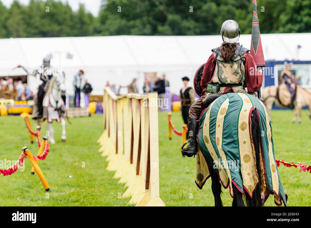 Dos caballeros medievales a caballo, uno armado con una lanza, el otro con  una bola y cadena Fotografía de stock - Alamy