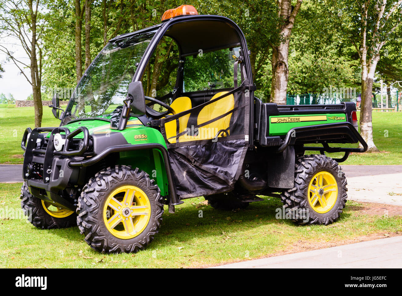 John Deere 855D Gator 4x4 con tracción en todas las ruedas del recogedor por groundsmen utilizados para el mantenimiento de parques, campos de golf y bosques. Foto de stock