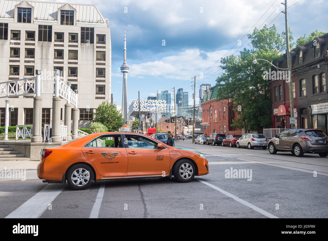 Toronto, CA - 24 de junio de 2017: el taxi en el centro de Toronto, la Torre CN con antecedentes de la ONU Foto de stock