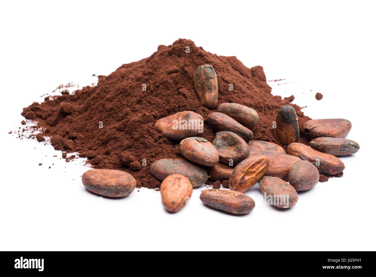 Montón de cacao en polvo oscuro con granos de cacao sobre fondo blanco