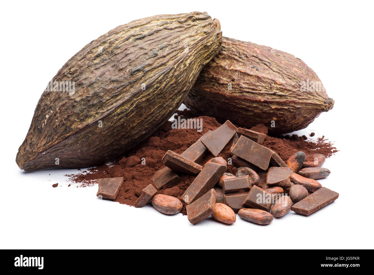 Montón de cacao en polvo oscuro con granos de cacao y chocolate block