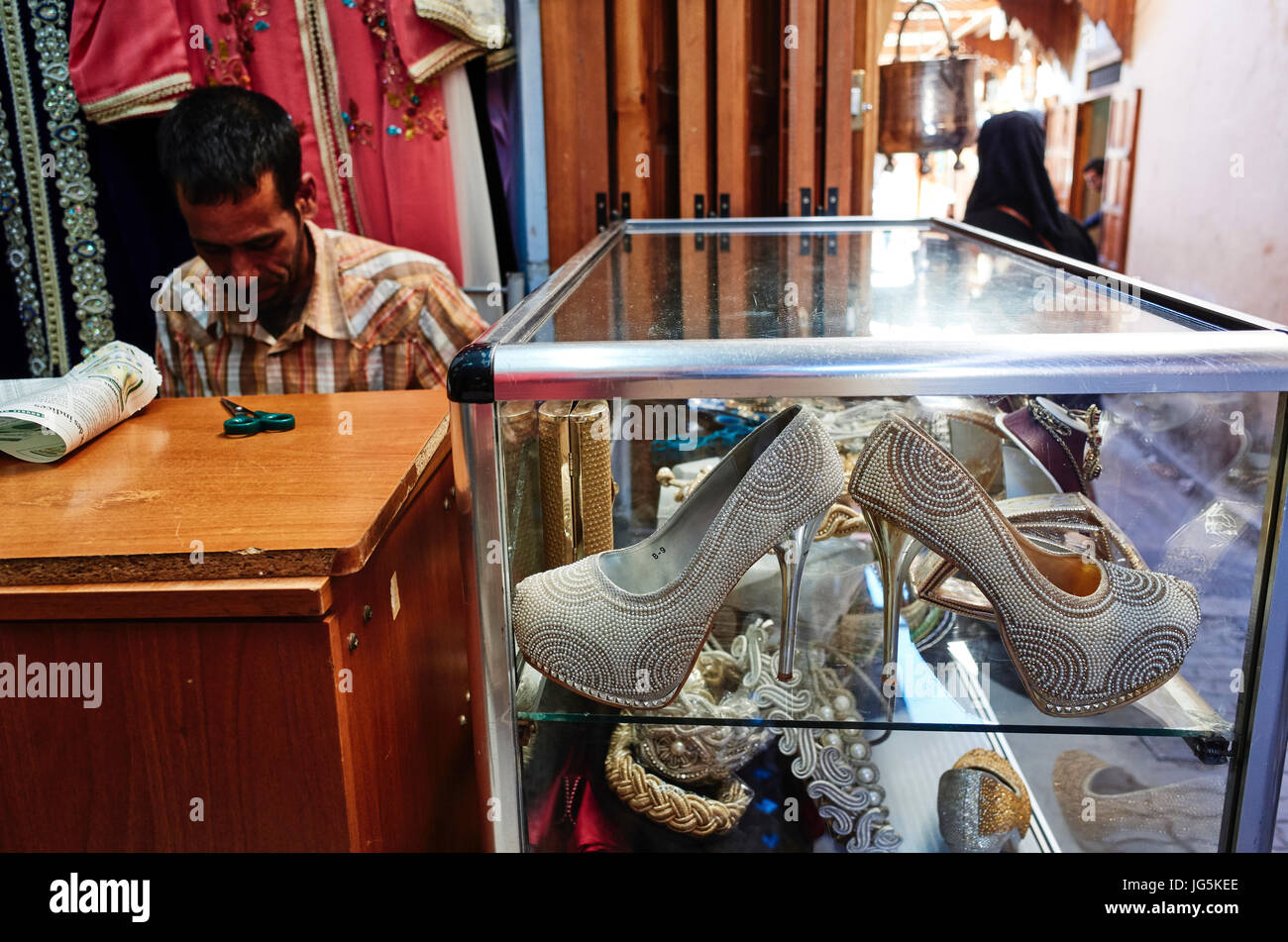 Venta de zapatos de mujer Tacones altos ina tienda en la Medina de Fez,  Marruecos Fotografía de stock - Alamy