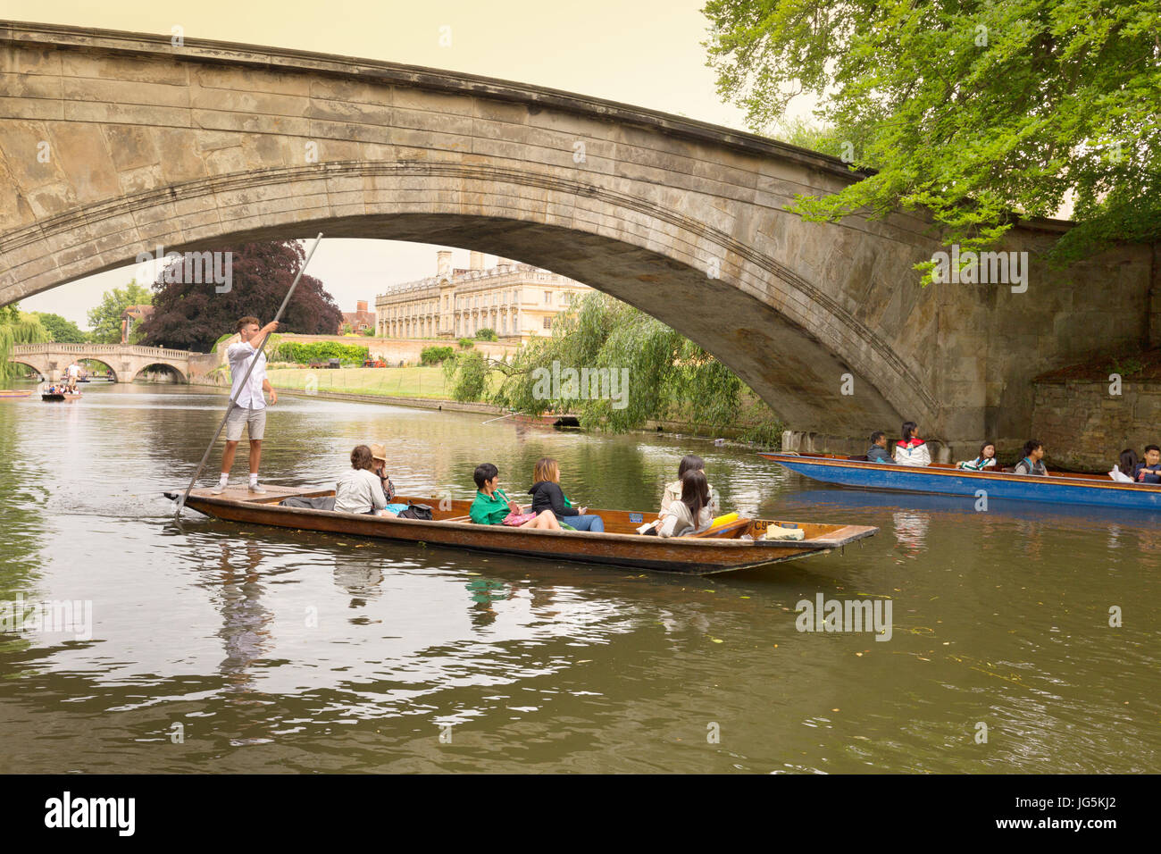 Cambridge - remar a punt pasa por debajo del puente de Reyes, con Clare College en el fondo; Río Cam, Cambridge, Inglaterra Foto de stock