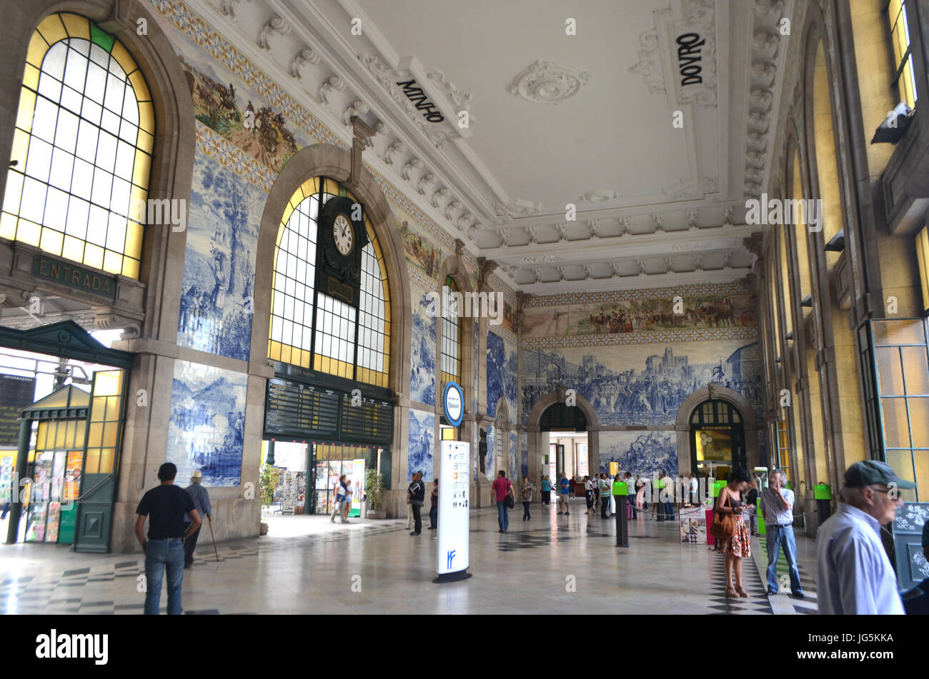 Baldosas azules adornado vestíbulo interior de la estación de tren de São Bento en Porto, Portugal Foto de stock